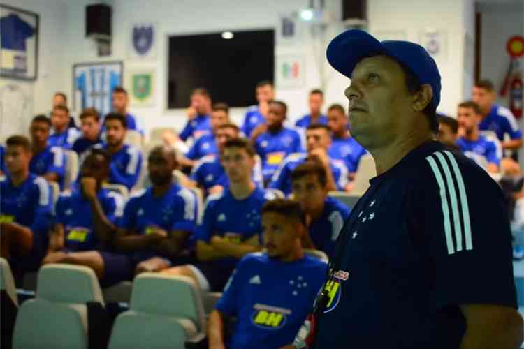 Cruzeiro mostra trecho de 'palestra' de Adilson Batista aos jogadores; assista ao vídeo